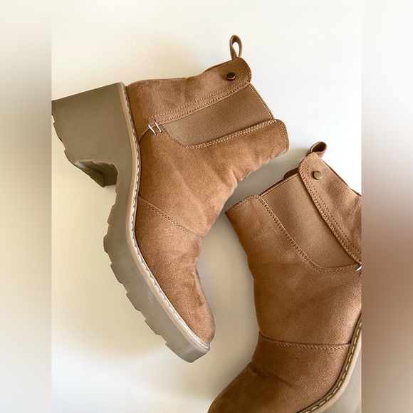 Women’s ankle Chelsea pull on faux Carmel suede block chunky heel booties - Picture 4 of 9